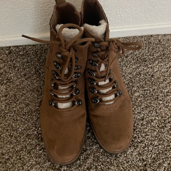 Women’s Hiking Boots - Picture 2 of 3